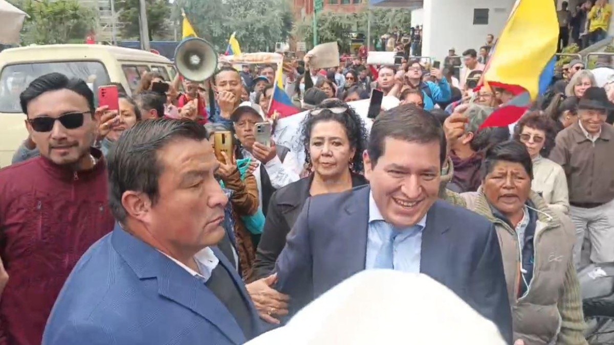 Andrés Arauz a su salida de la Corte Nacional de Justicia este viernes 13 de junio del 2025. (TELEVISTAZO)