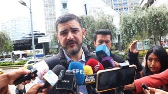 Imagen de Aquiles Álvarez llegando a la audiencia del caso Triple A, en el Complejo Judicial Norte de Quito. (API)