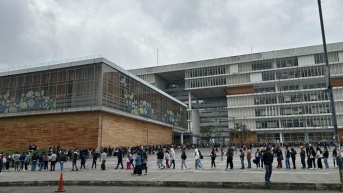 Personas esperando ser atendidas en la agencia de Quitumbe del Registro Civil. (Mayli Rosas / Ecuavisa)