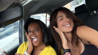 La Flaca Guerrero y su nueva peluca junto a Hellen Quiñonez. (RRSS)