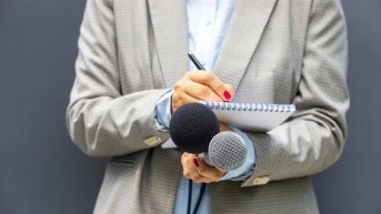 Imagen referencial de periodistas. (Freepik)