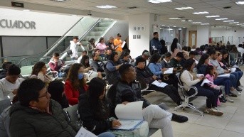 Los usuarios en las instalaciones de la matriz del Registro Civil en Quito. (Cortesía del Registro Civil)