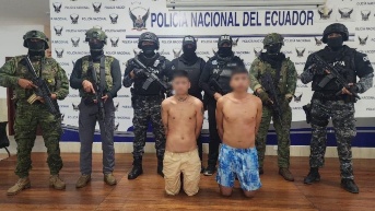 Incautan teléfonos celulares a dos presuntos integrantes de Los Lobos. (Policía Nacional)