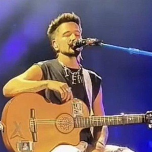 Momentos antes de que el cantante rompa en llanto en pleno concierto. (Foto: Internet.)