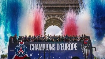 El equipo del PSG en el camión de desfile. (Foto: Instagram - PSG)