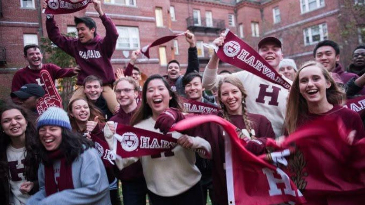 Fotografía de Estudiantes Internacionales en la universidad de Harvard. (Fuente: Web)