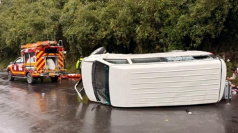 Imagen de la furgoneta volcada en la carretera. (ECU 911)