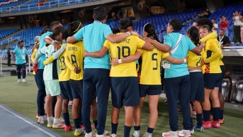 Jugadores de la selección de Ecuador Femenina Sub 17, después del partido ante Paraguay por el Sudamericano (Foto: FEF)