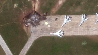 Una imagen satelital proporcionada por Maxar Technologies muestra un avión Tupolev Tu-22 destruido tras una serie de ataques con drones ucranianos contra la base aérea de Belaya, Rusia, el 4 de junio de 2025. (Foto: EFE)