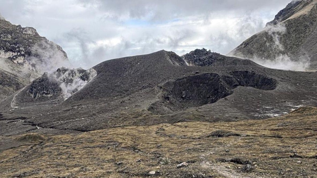 Emisión de gases en el cráter del volcán Guagua Pichincha. (Instituto Geofísico)