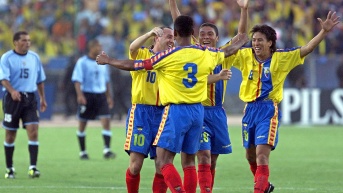 Los futbolistas ecuatorianos Alex Aguinaga, Iván Hurtado. Edwin Tenorio y Luis Gómez  celebran el 07 de noviembre de 2001 su empate con Uruguay. (JAIME RAZURI / AFP)