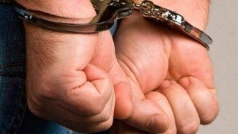 Imagen referencial de una persona esposada por cometer un delito. (Freepik)