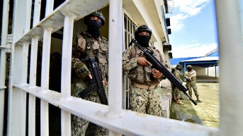 Desde hace 15 meses, las Fuerzas Armadas apoyan en el control de las cárceles en Ecuador. (Marcos Pin / AFP)