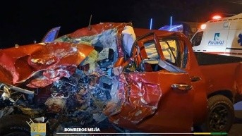 El vehículo liviano terminó completamente destruido tras el siniestro. (Cortesía de Bomberos de Mejía)