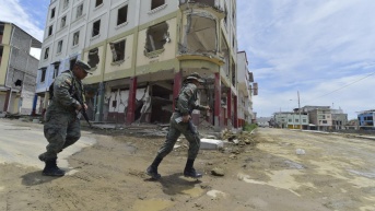 Personal militar tras el terremoto en Manabí en el 16 de abril de 2016. (Foto: AFP)