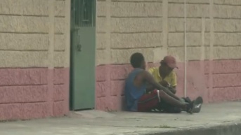 Imagen de personas consumiendo droga en una esquina. (Televistazo)