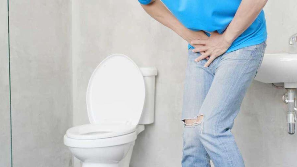 Persona con muchas ganas de ir al baño por las noches (Foto web)