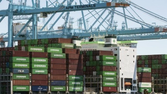 Fotografía de archivo de un buque con contenedores en el puerto de Los Ángeles (EE. UU.) (EFE)