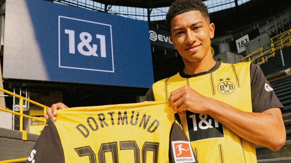 Jobe posando junto a la camiseta de su nuevo equipo (Borussia Dortmund)