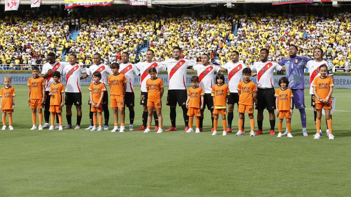 Jugadores de Perú en un partido por las Eliminatorias Sudamericanas para el Mundial 2026 (EFE)