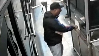 Asalto de una boletería de transporte público (Captura)