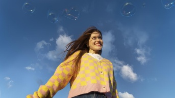 Imagen referencial de una persona feliz. (Freepik)