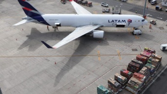 Una aeronave en el aeropuerto Mariscal Sucre de Tababela. (Cortesía de Quito Informa)