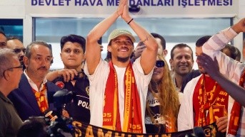 Leroy Sané en su llegada a Turquía para su firma de contrato con su nuevo club. (Redes sociales)