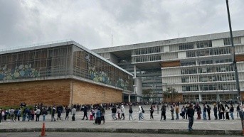 Personas esperando ser atendidas en la agencia de Quitumbe del Registro Civil. (Mayli Rosas / Ecuavisa)