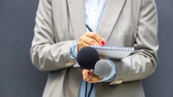 Imagen referencial de periodistas. (Freepik)