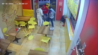 Captura del pantalla del momento en el que una dueña de un asadero de pollos fue secuestrada en Daule, la noche del lunes 16 de junio. (Redes sociales)