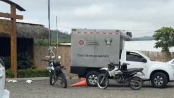 Imagen de un carro de Medicina Legal por el asesinato de una mujer en un restaurante. (Televistazo)