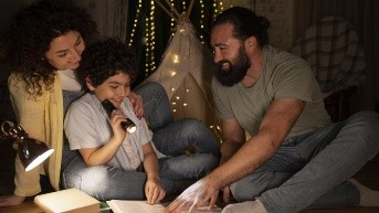 Familia compartiendo un momento de lectura. (Freepik)