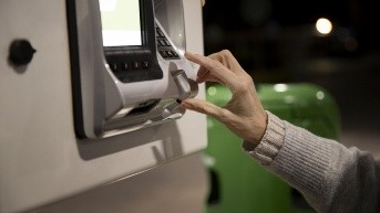 Persona colocando su clave en un cajero automático (Foto de Freepik)