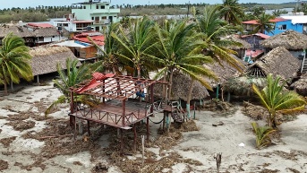 El huracán Erik causó numerosos daños materiales en la costa de México. (CARLO ECHEGOYEN / AFP)