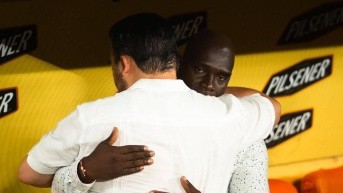 Antonio Álvarez, presidente de Barcelona, en un abrazo con Segundo Castillo.