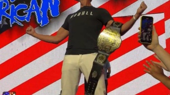 Tom Brady con el cinturón de campeón de la WWE (Foto captura de video de Joey Karni)