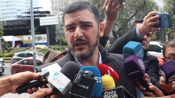 Aquiles Álvarez en los exteriores del Complejo Judicial Norte de Quito el 13 de junio del 2025. (API)