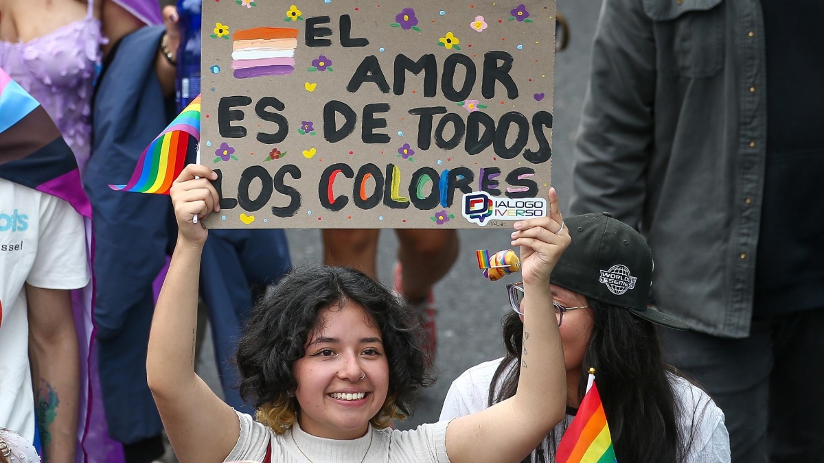 Una integrante de la comunidad LGBT+ sostiene un cartel en la Marcha del Orgullo este sábado, en Quito. (EFE)