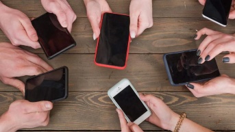 Personas con celulares en sus manos. (Foto: Internet)
