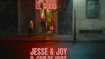 Captura de pantalla del video Empinar el codo. (Foto: Internet)