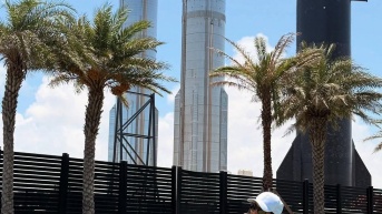 La Flaca Guerrero junto a modelos de los cohetes reutilizables de Elon Musk. (RRSS)