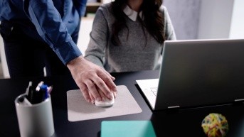 Persona le toma la mano a una estudiante. (Foto: Internet)