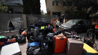 Tel Aviv (Israel). Residentes recogen sus pertenencias tras un ataque con misiles iraníes en Ness Ziona, al sur de Tel Aviv, Israel, el 22 de junio de 2025. (J.P.Gandul / EFE)