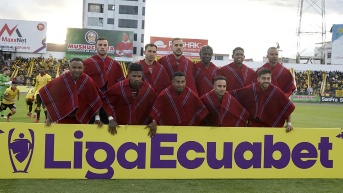 Jugadores de Mushuc Runa previo al partido contra Barcelona SC por la fecha 17 de la Liga Ecuabet (API)