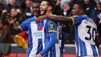 Moisés Caicedo, Adam Lallana y Pervis Estupiñán jugaron juntos en la Premier League. (ARCHIVO)