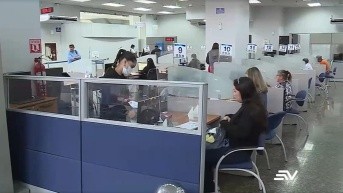 Trabajadores públicos en atención al cliente. (Foto: Televistazo)