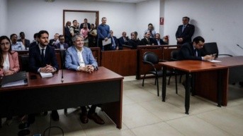 Guillermo Lasso y su abogado acudieron a la audiencia de este jueves 26 de junio. (Cuenta X Guillermo Lasso)