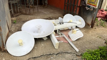 Durante la intervención, los uniformados desconectaron 13 enlaces de radiofrecuencia, cinco conmutadores y un hub. (Fuerzas Armadas)