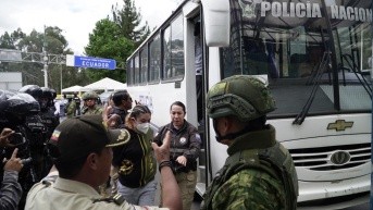 El primer grupo de reos colombianos repatriados a su país en el puente de Rumichaca. (Foto: Internet)